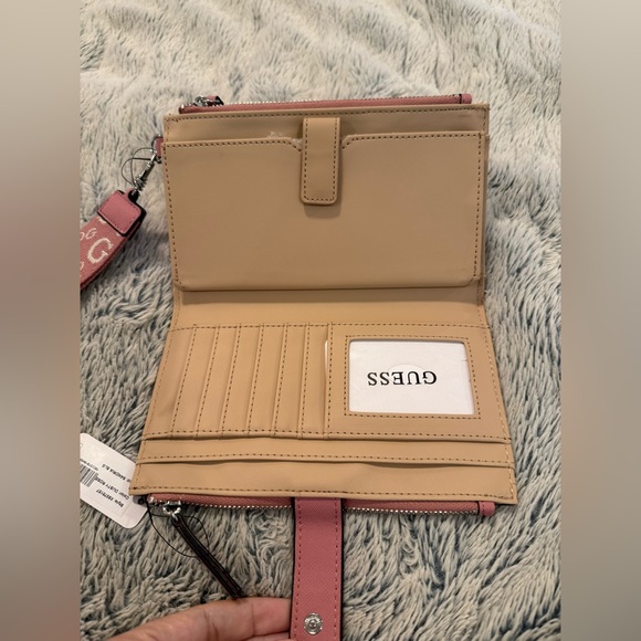 🌺NWT Guess Wristlet🌺 - Picture 4 of 9